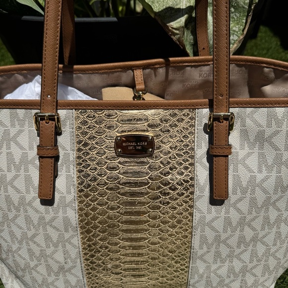 Michael Kors Met Center Stripe Carryall Tote in Vanilla/Gold - Picture 9 of 12